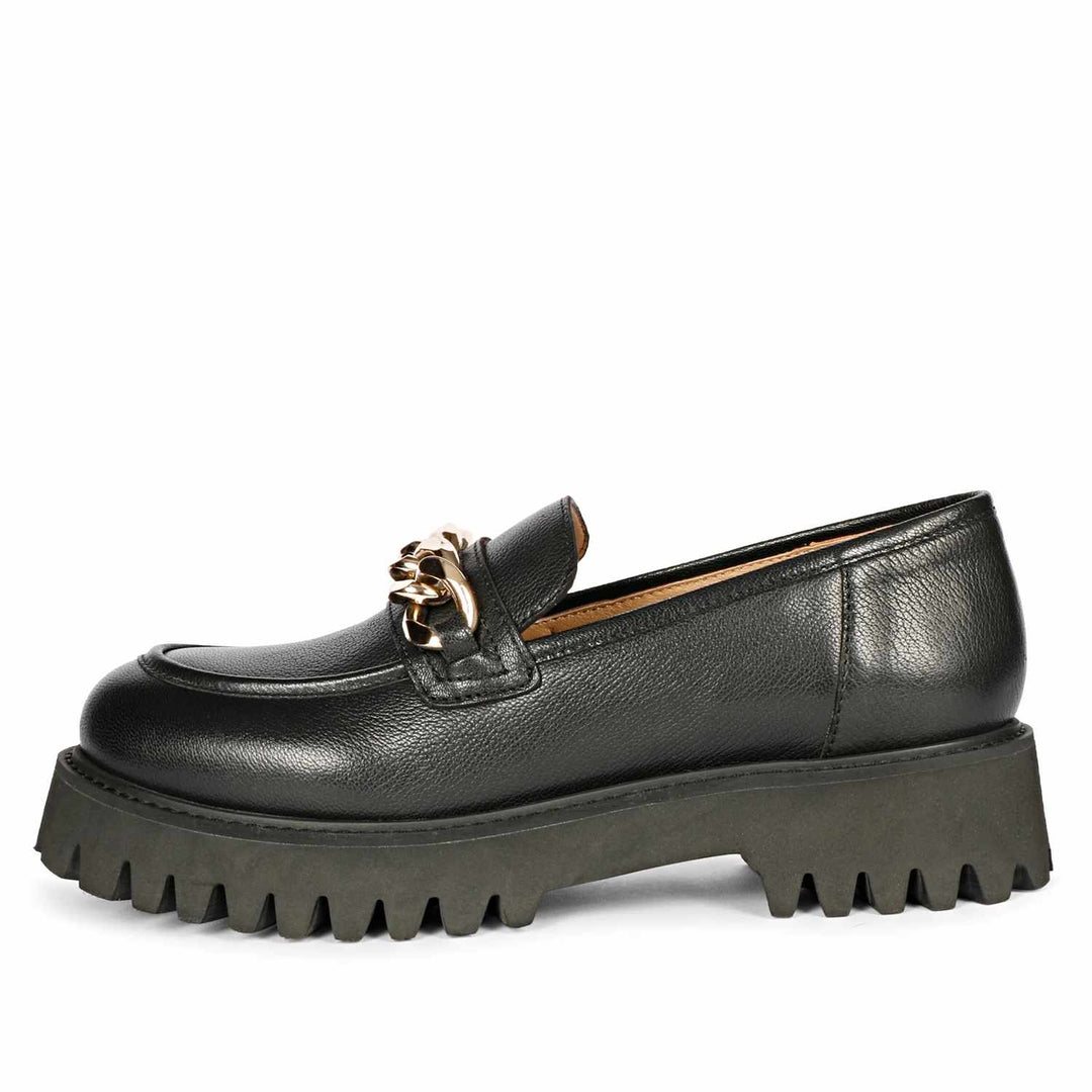 Saint Clara black leather moccasins: Timeless elegance for every step. Classic comfort in sleek black leather. Ideal for any occasion