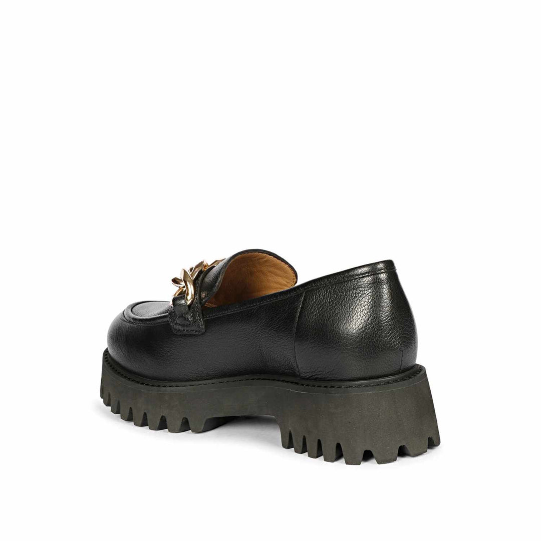 Saint Clara black leather moccasins: Timeless elegance for every step. Classic comfort in sleek black leather. Ideal for any occasion